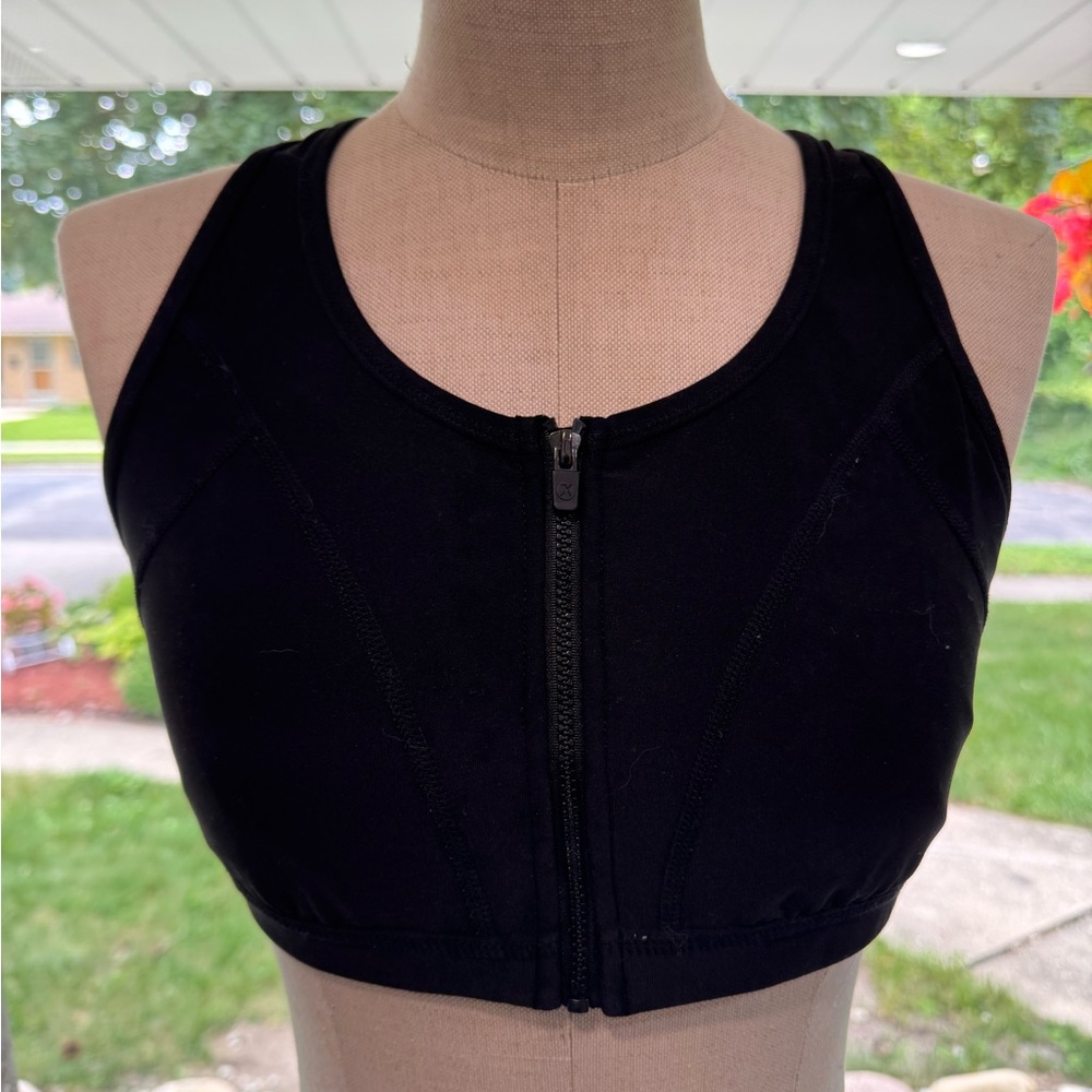 ✨ Xersion Zip-Front Black Sports Bra – Size M ✨